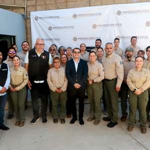Entrega Abdiel Gutiérrez Coronado paquetes completos de uniformes a personal de Protección Civil