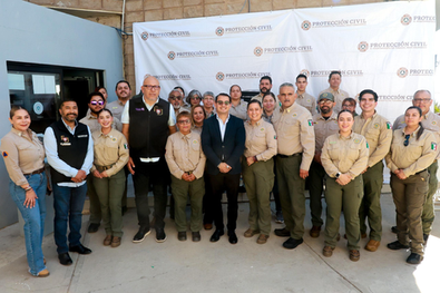 Entrega Abdiel Gutiérrez Coronado paquetes completos de uniformes a personal de Protección Civil