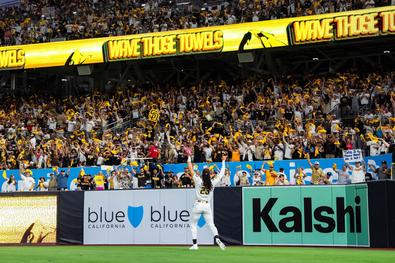 Padres vencen a Milwaukee y siguen con vida en playoffs