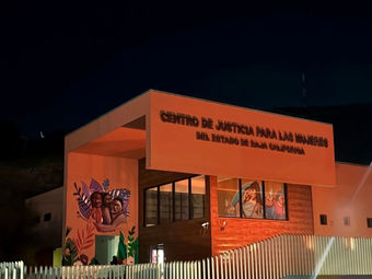 CEJUM ilumina su edificio en naranja por el Día Internacional de la eliminación de la violencia contra la mujer