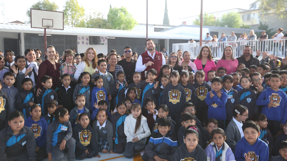 Entrega presidente municipal Ismael Burgueño material para reforzar la infraestructura en la Escuela Primaria Municipal 'Club de Leones'