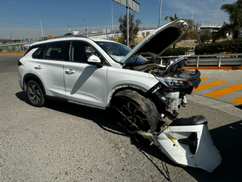 Conductor Termina Embancado en Muro de Contención en la Avenida Internacional
