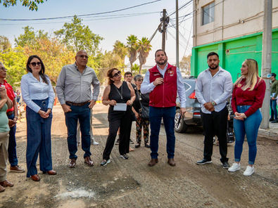 Supervisa Ismael Burgueño trabajos de reencarpetado con mezcla asfáltica en el bulevar Las Cascadas