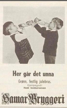 annonse fra Hamar bryggeri for grønn, festlig julebrus . Illustrert med to barn som drikker fra hver sin flaske.