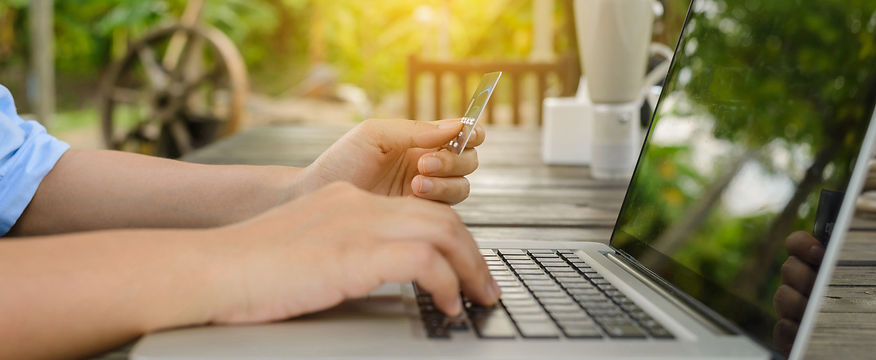 woman-holding-credit-card-in-hand-and-en