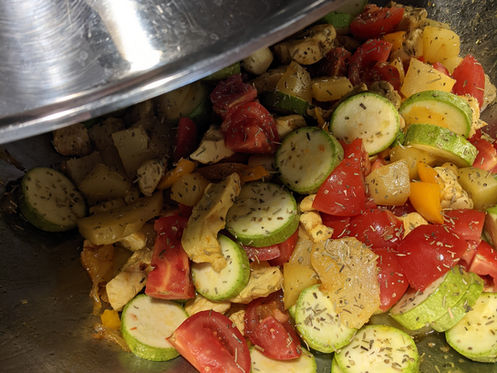 Wok de poulet, courgettes blanches, tomates, pommes de terre et poivron