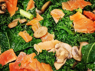 Poêlée chou kale champignons et truite fumée