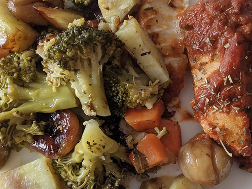 Cabillaud sauce tomate et wok de brocolis, carottes, patates douces et marrons