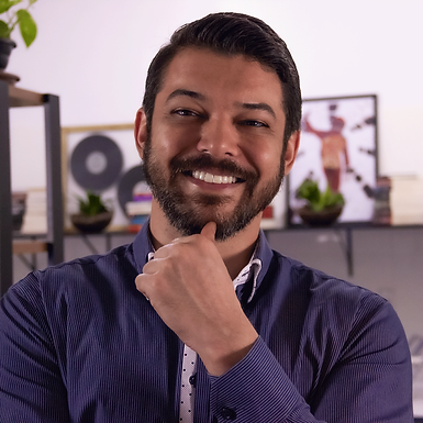 Imagem do designer Bruno Perez em seu escritório