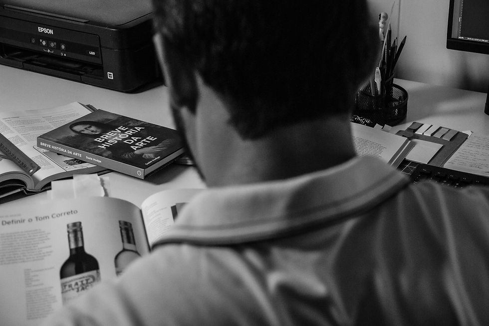 Designer Bruno Perez consultando livros de design