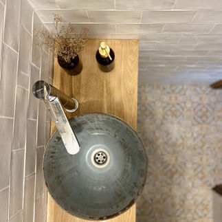 כיור קרמיקה בשרותי אורחים