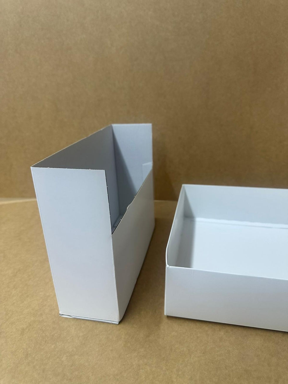 תמונה ממוזערת: מעמד למגש אירוח עם רגליים - נסגר לאריזה