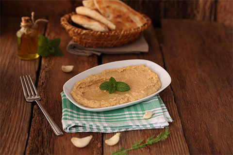 Hummus with olive oil served with warm pita bread