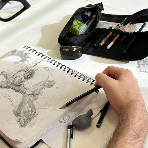 Aluno desenhando em sala de aula da Desenhe