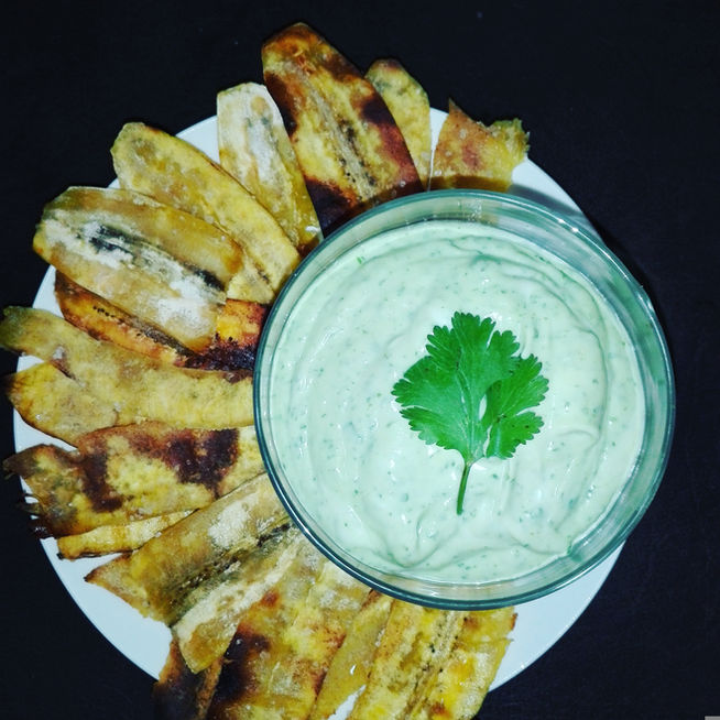 Salsa ácida de palta con plátano chips