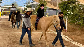 Recuerda DIF servicio de equinoterapia para niños con autismo