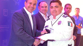 Entrega Toño Astiazarán reconocimiento a Policía del Año 2024