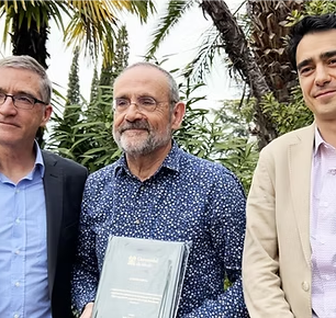 Entrega simbólica de la primera tesis depositada en la biblioteca de la Academia de las CAFYD