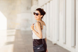 Mulher com óculos de sol e bolsa