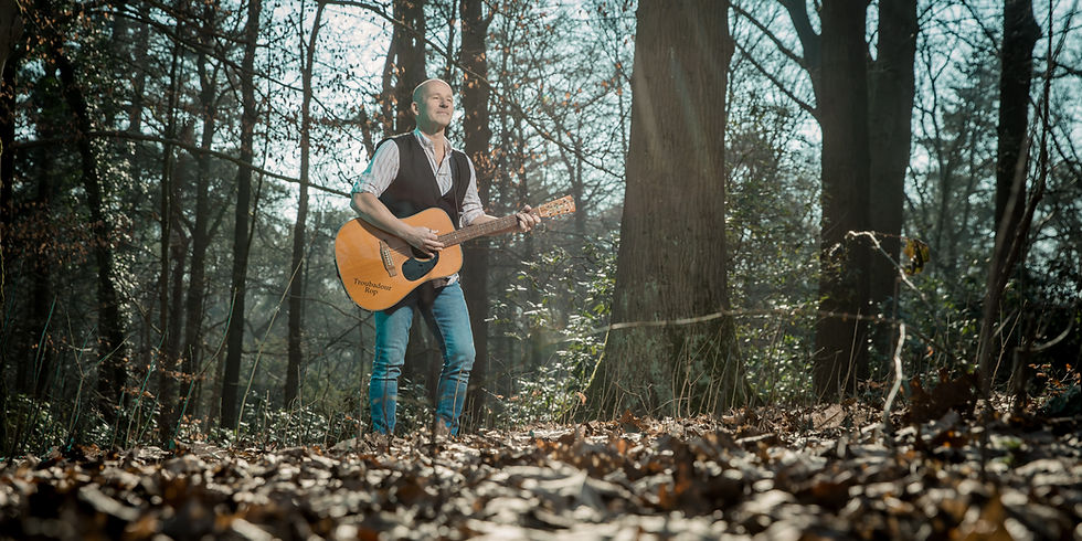 Live muziek troubadour Rop in het bos met akoestische gitaar