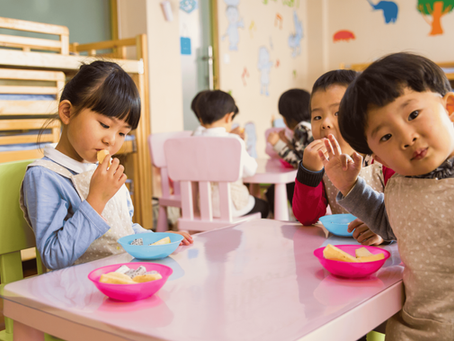 children eating fruits