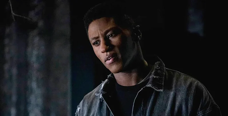 Connor Hawke (Joseph David-Jones) é filho do Tigre de Bronze, porém foi adotado por John Diggle (Imagem: The CW / Divulgação)