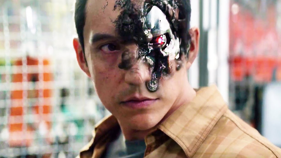 O androide Rev-9 (Gabriel Luna) traz aquilo que se espera de um bom vilão exterminador (Imagem: Fox / Divulgação)