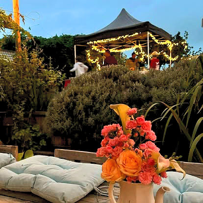 Bouquet sur table fête au jardin.jpg