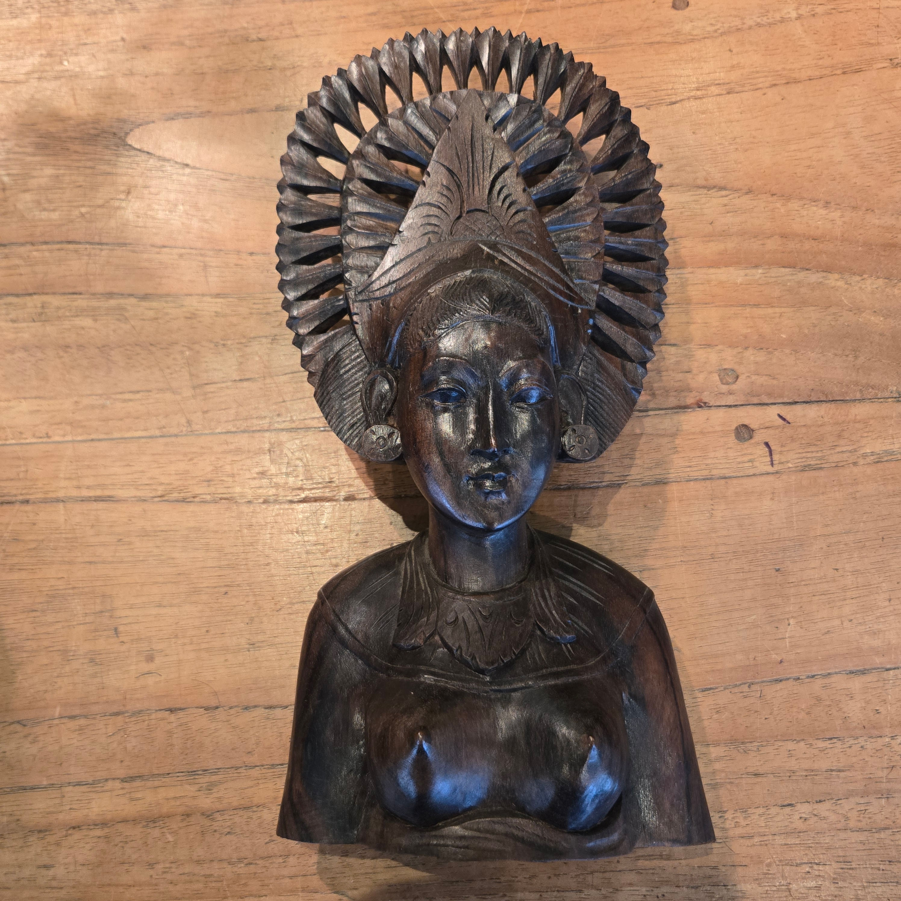 vintage Balinees houtsnijwerk, buste van Dewi Sri
