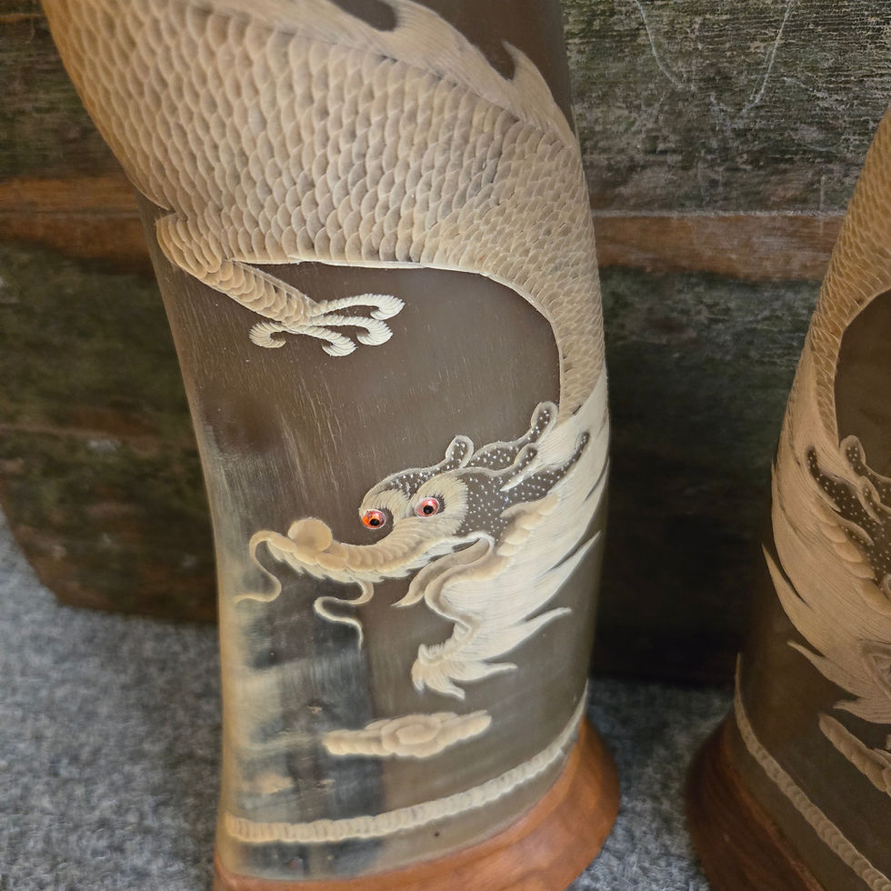 Thumbnail: Buffelhoorn set met draak. 53cm