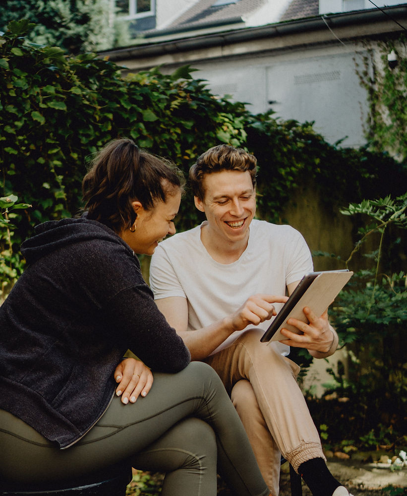 Beratungsgespräch für Personal Training oder Ernährungsberatung. Draußen in entspannterAtmosphäre.
