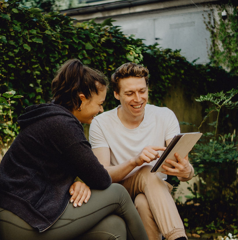 Beratungsgespräch für Personal Training oder Ernährungsberatung. Draußen in entspannterAtmosphäre.