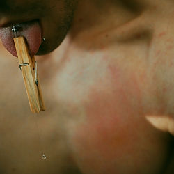 Illustration avec une photo érotique d'un torse et visage d'un modèle tirant la langue