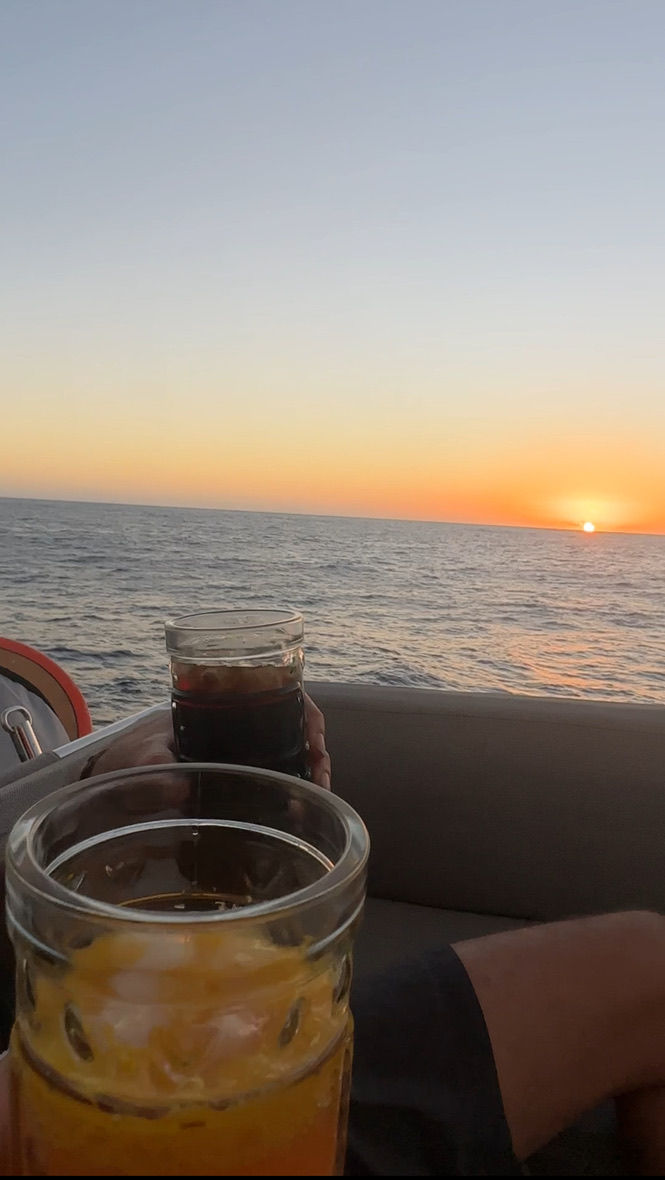 Der wohlverdiente Sonnenuntergangsdrink auf der Flybridge