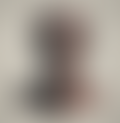 Uma ilustração digital que representa o conceito de antropologia do crime organizado. A imagem mostra um busto humano, metade em forma de caveira com tatuagens simbólicas de facções criminosas, como um índio e um palhaço, e a outra metade em forma de um busto humano com um cérebro visível, representando o estudo das motivações e cultura do crime. A paleta de cores é sóbria, com tons de cinza, marrom e um toque de vermelho escuro