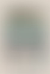 Desenho conceitual comparando a "Operação Arcanjo (2010-2012)" e a "Operação Contenção (2025)". Ilustra a mudança de foco da segurança pública, de veículos e carros para drones e idosos na "Serra da Misericórdia", o papel da mídia e megaeventos, a presença do "Funk" na população sob controle e, por fim, a aplicação da "ADPF 635" com o uso de máscaras e identificação.