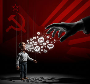 Imagem estilizada mostrando uma figura humana animada, vestida com camisa branca e calça azul, com a boca aberta como se estivesse gritando. Acima dela, uma grande mão escura, como de marionete, manipula fios que emitem bolhas de diálogo com letras e símbolos aleatórios (ex.: DOE, TIB, SW!, PE). Ao fundo, um pano vermelho com o símbolo da foice e martelo, associado ao comunismo, em tons escuros e linhas geométricas, criando uma atmosfera de controle e propaganda.
