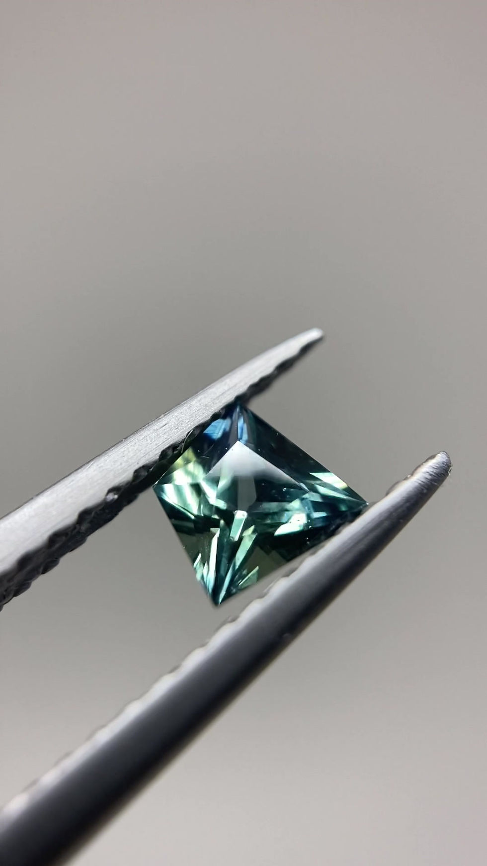Thumbnail: Blue Green Kite Sapphire