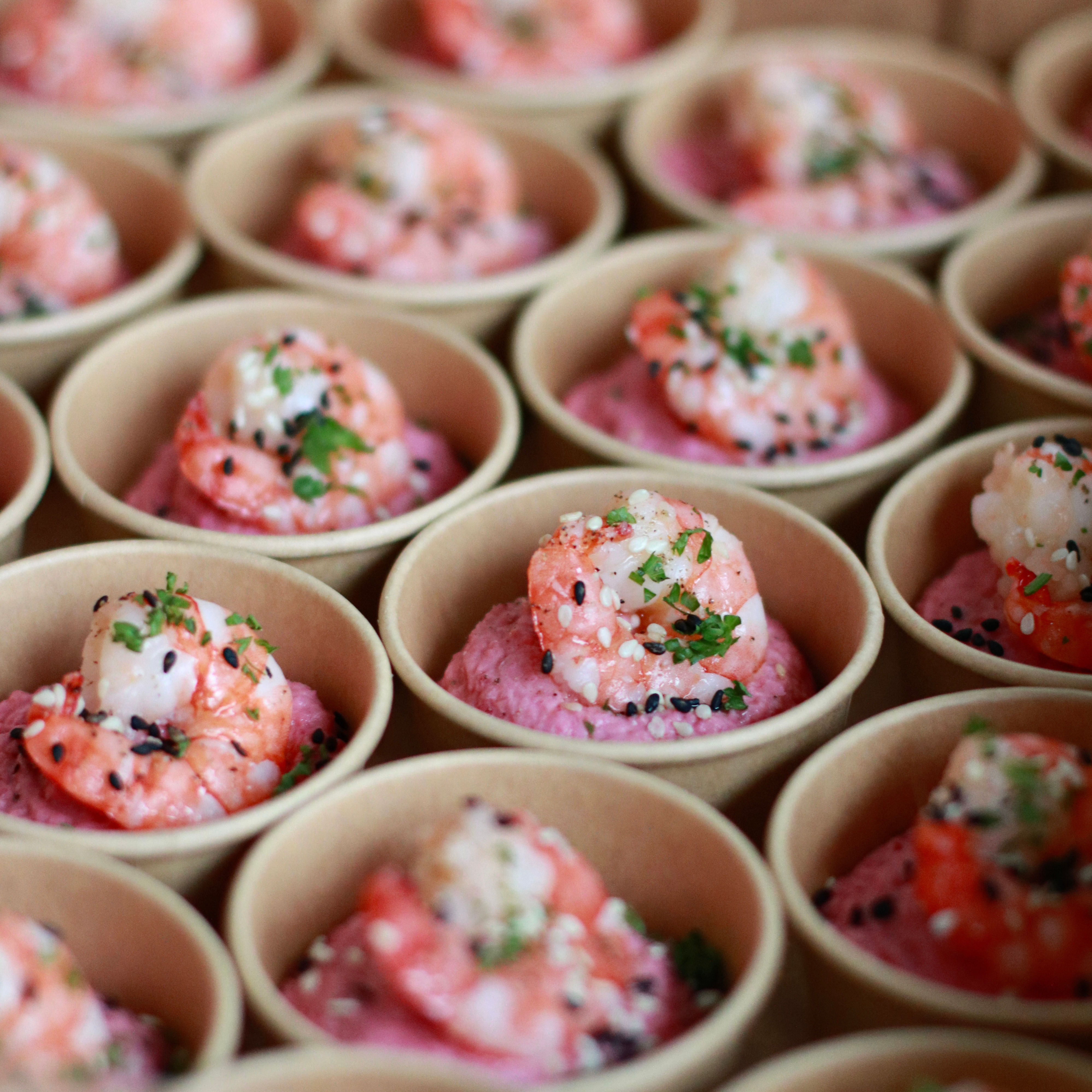 Gambero black tiger speziato sul letto di hummus rosa