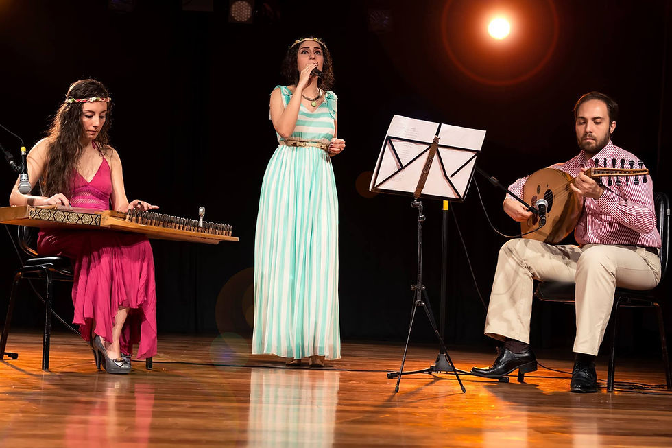 Foto divulgação apresentação no SESI de São José dos Pinhais - Alma Síria _ Myria Tokmaji, Lucia Loxca e Abd Tokmaji