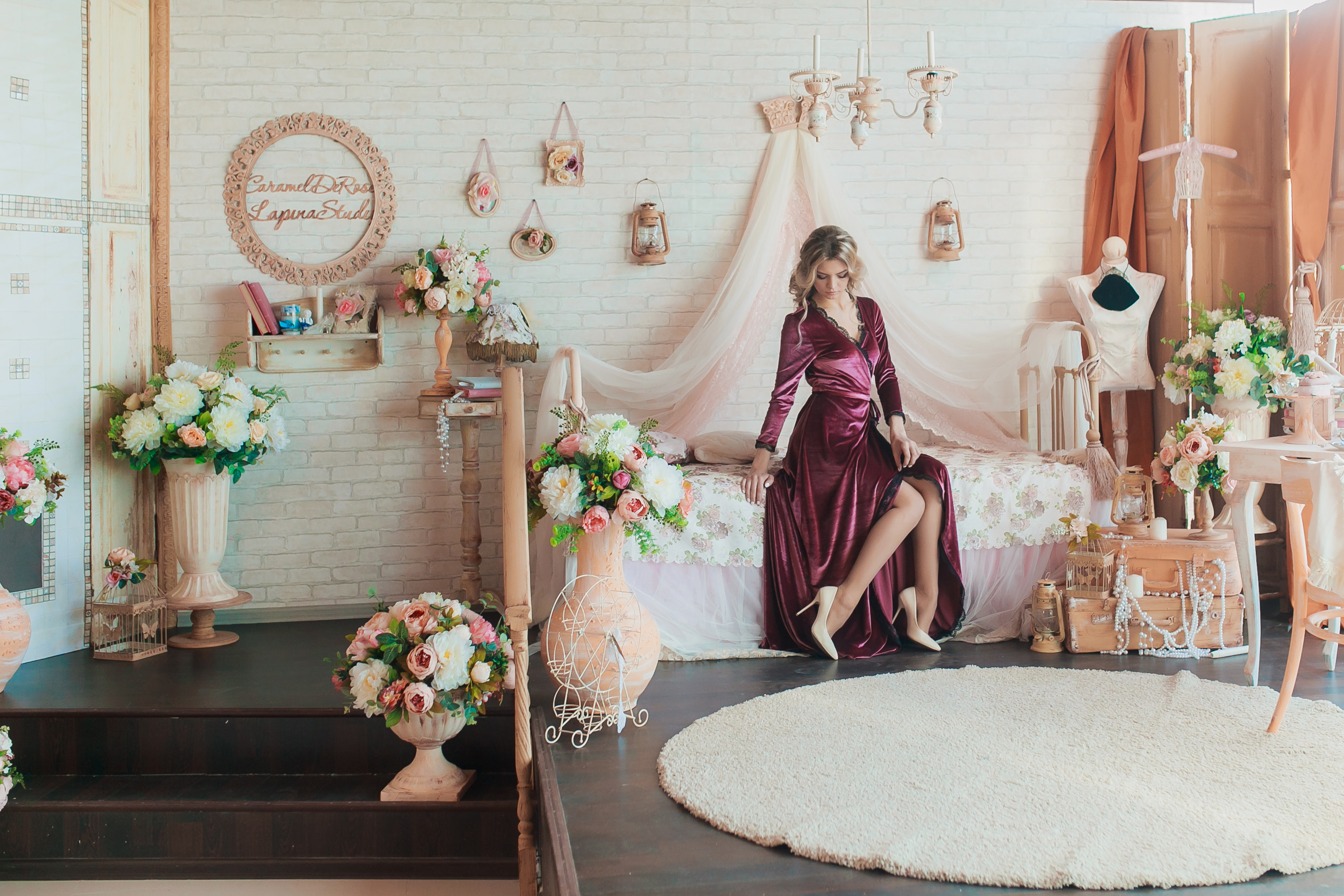 Свадебные фотозоны напрокат. Фотозоны на свадьбу. Фотозона москва. Фотозона из цветов на улице. Баннер на свадьбу для фотозоны.