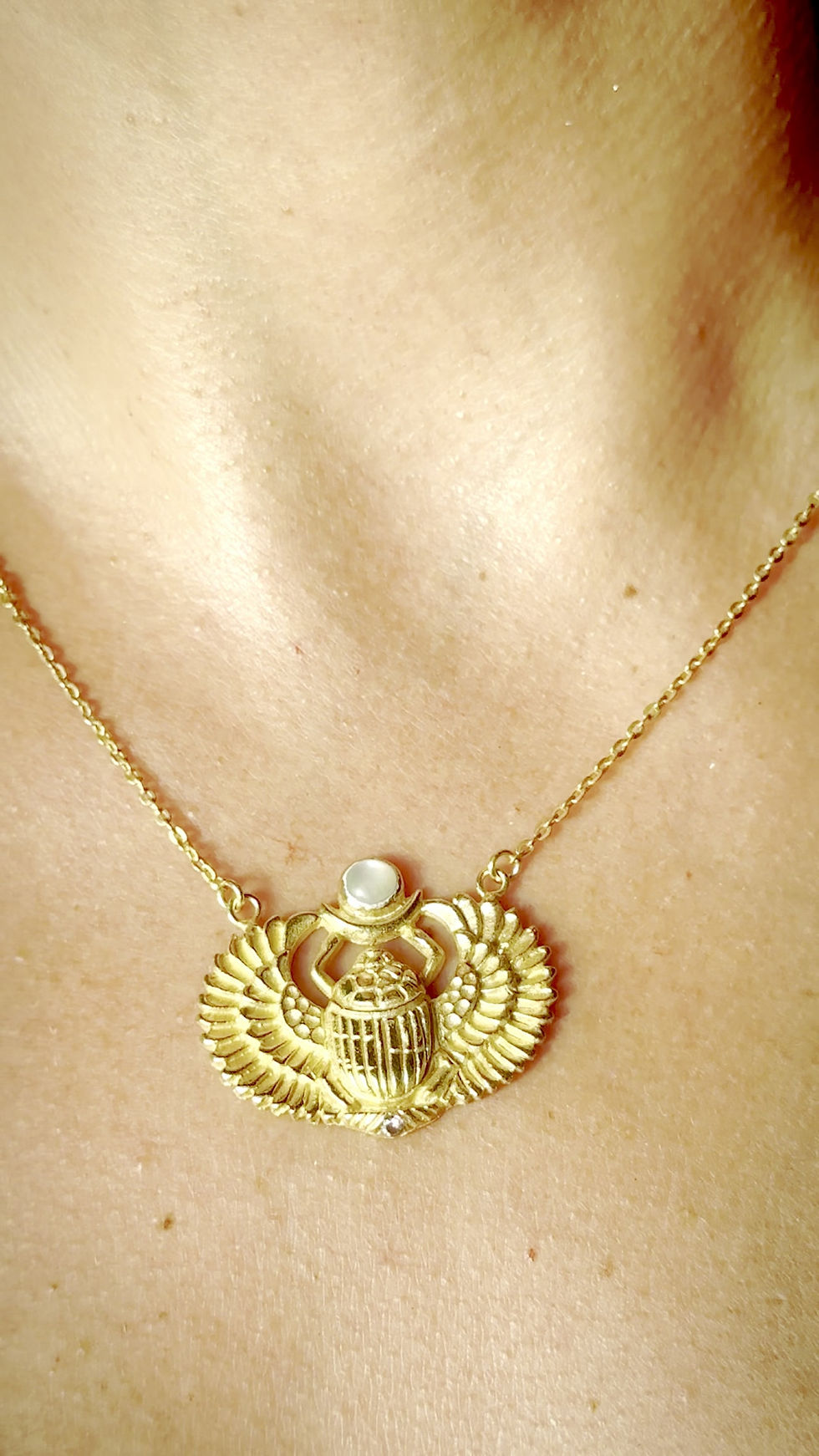 CLOSE UP OF THE EGYPTIAN SCARAB PENDANT NECKLACE