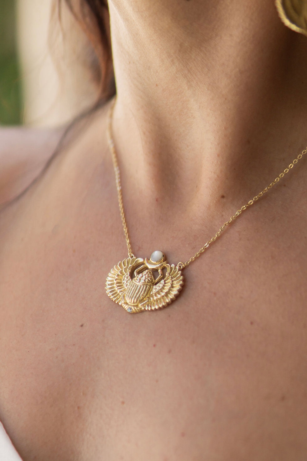 ROYAL SCARAB NECKLACE TALISMAN IN GOLD PLATED AND MOTHER OF PEARL