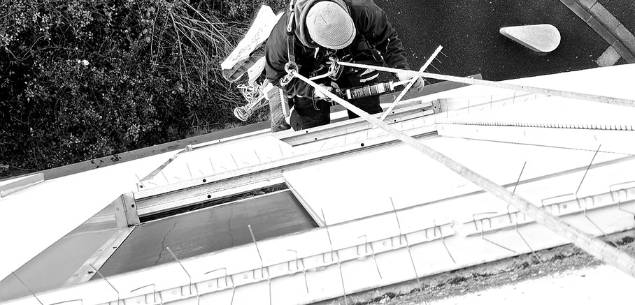 tecnhnicien cordiste Agilys Services, pose de pics anti pigeon