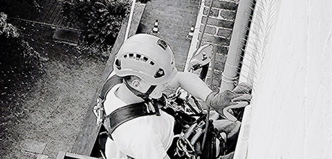 Entreprise Installation du dispositif Pic, 100% efficace contre le stationnement des oiseaux et hermétique, anti pigeon, anti volatiles, anti nuisible, travaux en hauteur, travaux par positionnement sur cordes, techniciens cordistes spécialisés, Paris et Ile de France, Entreprise Agilys Services, pic Leroy Merlin, picot, piques, dépigeonnisation, dépigeonnage, lutte anti volatiles, nuisances aviaires.