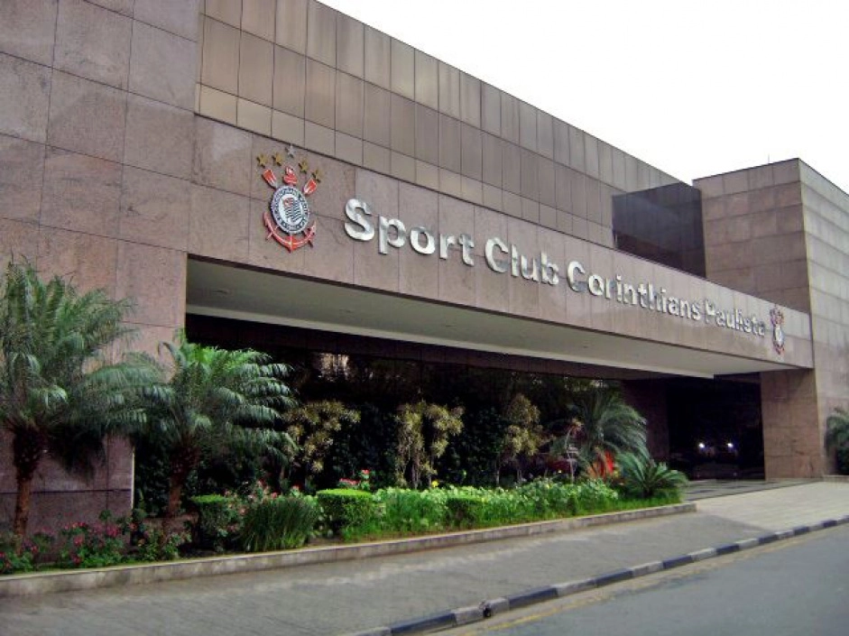 fachada_do_parque_sao_jorge_na_rua_que_da_acesso_lxcq.webp