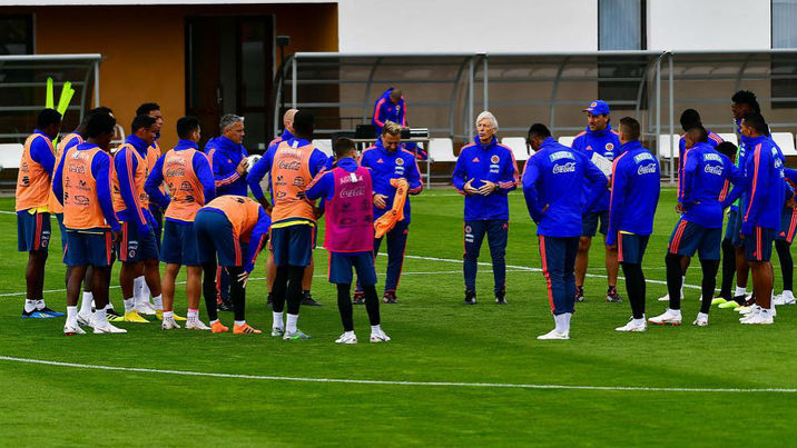La Selección entrena a puerta abierta ante un nutrido grupo de hinchas colombianos