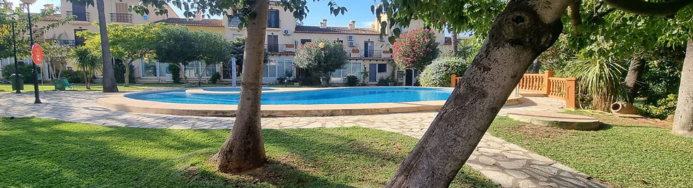 La vue de la piscine depuis la terrasse