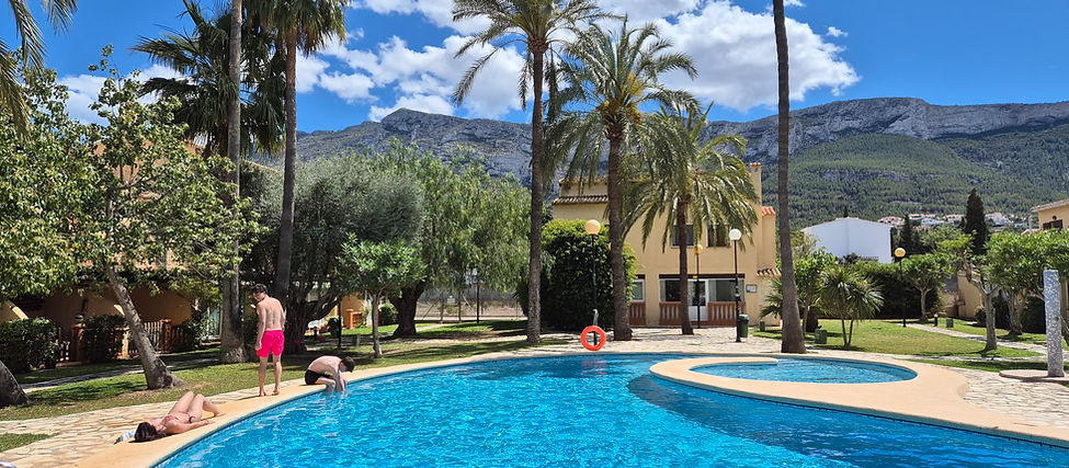 La piscine et la vue sur le Montgó