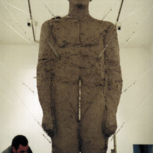 Scultura, argilla e ferro, altezza 3,60 m, 2001
L’intento di Think 1 Thing è quello di trasformare lo spazio della galleria, da sempre considerato come una postazione persuasiva all’interno del circuito della conoscenza e della meditazione, in uno spazio in cui gli artisti insieme a studenti, astraendosi dalle loro individualità, tentano di dimenticare, riportando allo stesso tempo alla memoria gli apparati del pensare e del far vedere una cosa, consultando una tecnica con la tecnica. Questi in sintesi sono i presupporti del gruppo Esc e di Quartapittura.
L'opera è stata ideata e realizzata nella Galleria Lia Rumma a Napoli dagli artisti aderenti al gruppo Esc
Catalogo: Esc per quarta pittura. Edizioni MeltingPot